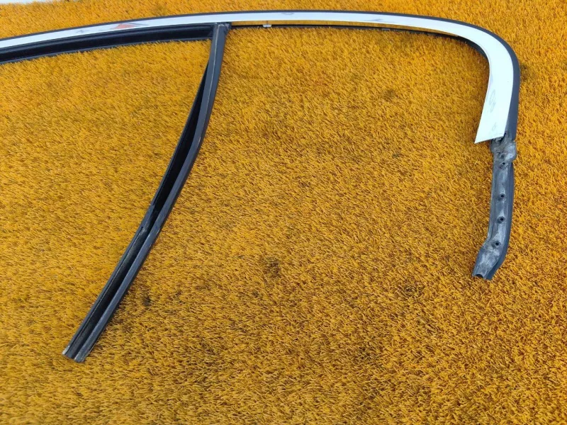 Уплотнитель стекла двери