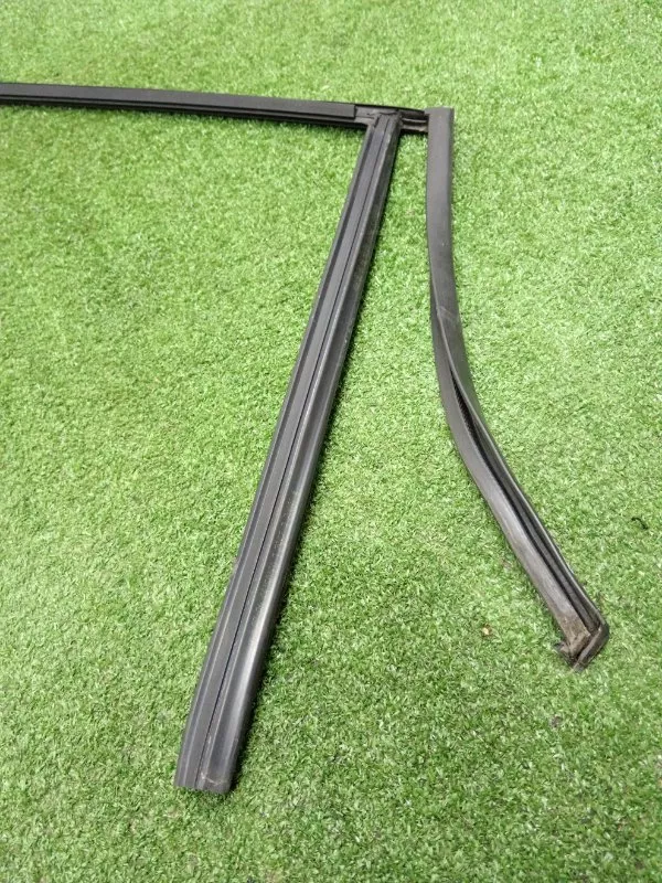 Уплотнитель стекла двери