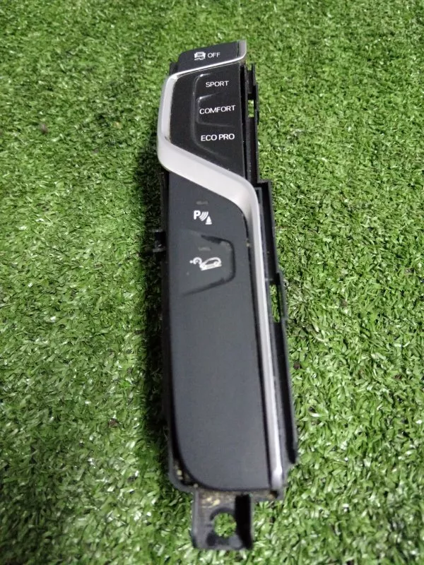 Панель управления в центральной консоли