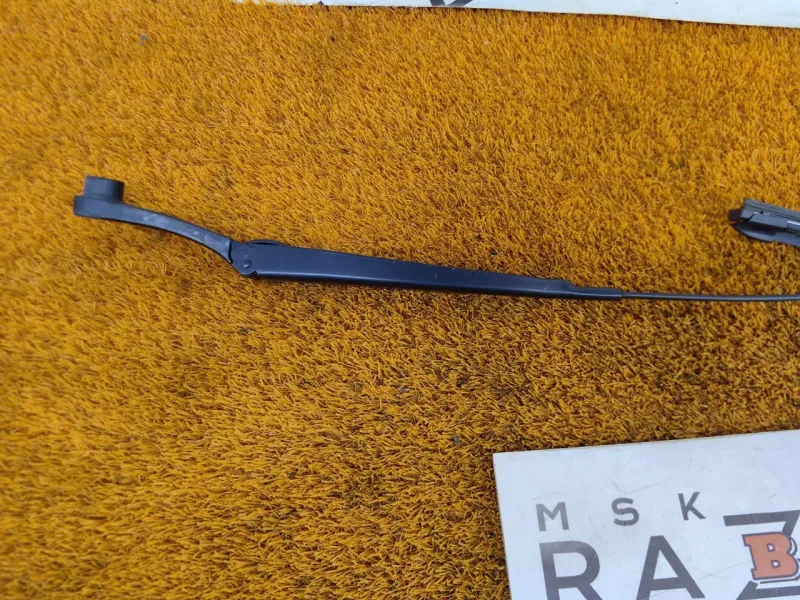 Поводок стеклоочистителя лобового стекла