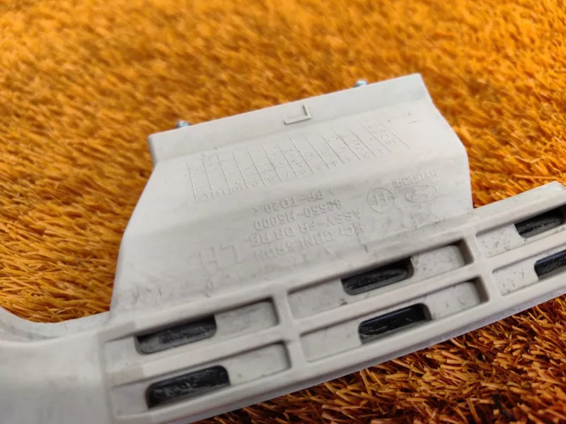 Направляющая стекла двери