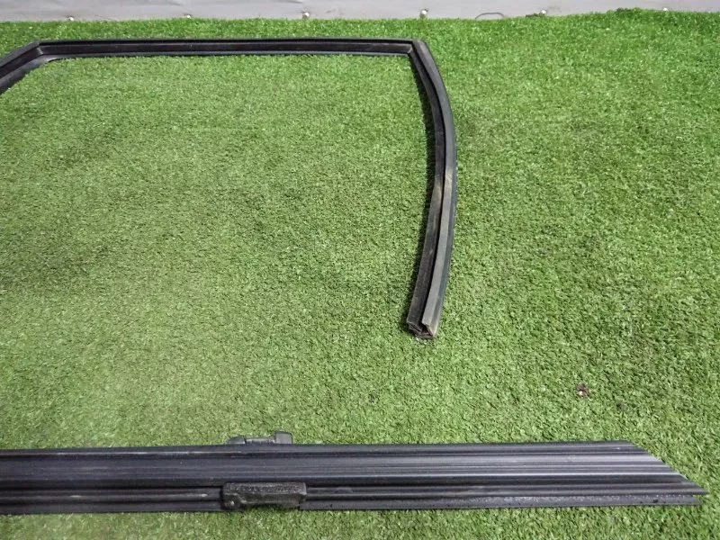 Уплотнитель стекла двери