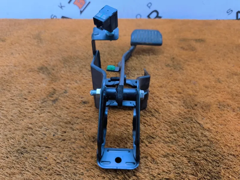 Педаль тормоза