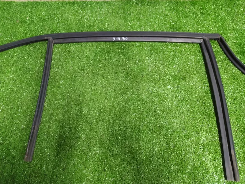 Уплотнитель стекла двери