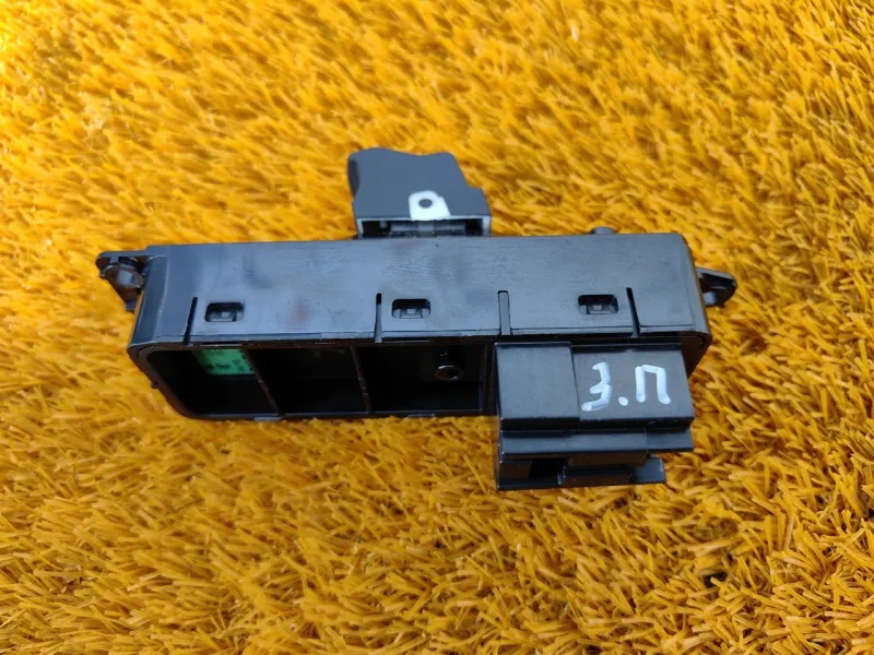 Кнопка стеклоподъемника