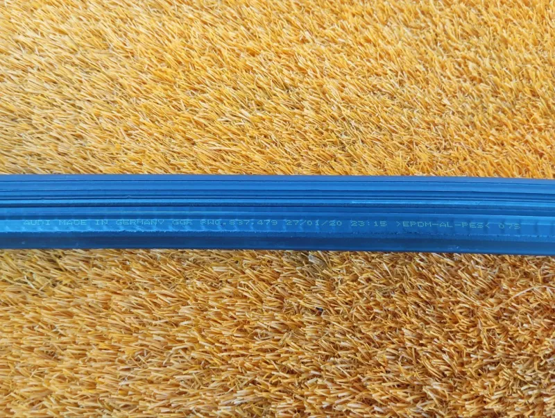 Уплотнитель стекла двери