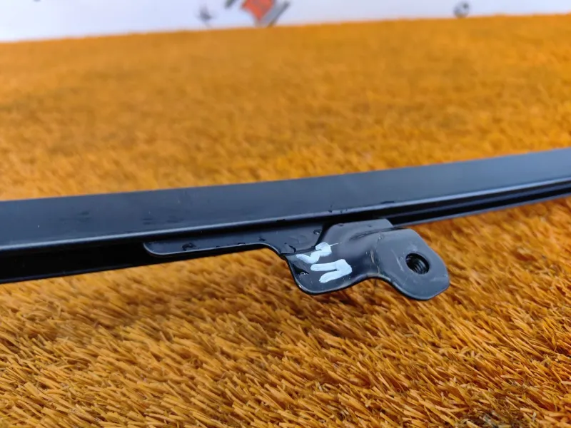 Направляющая стекла двери