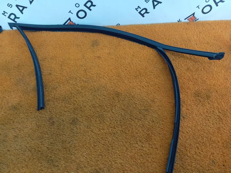 Уплотнитель стекла двери