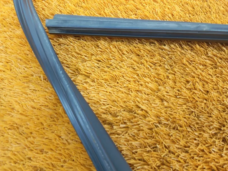 Уплотнитель стекла двери