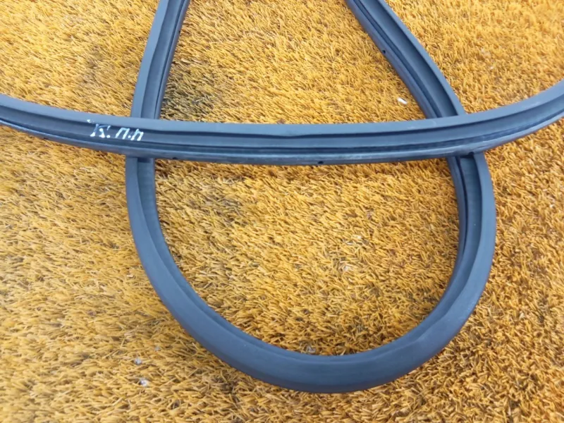 Уплотнитель проема двери