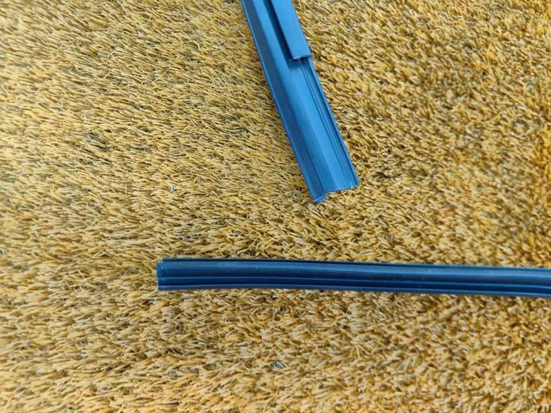 Уплотнитель стекла двери