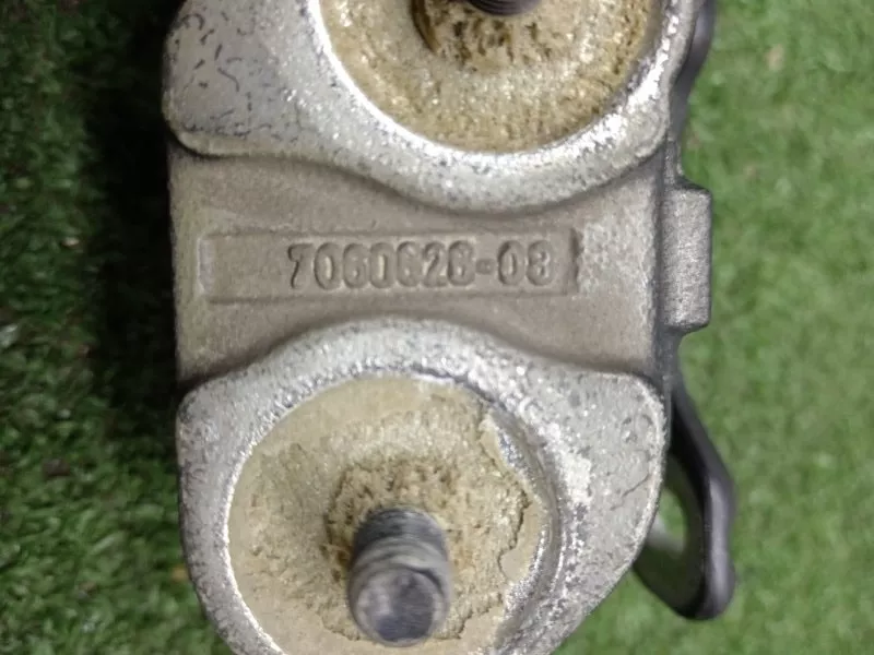 Петля крышки багажника