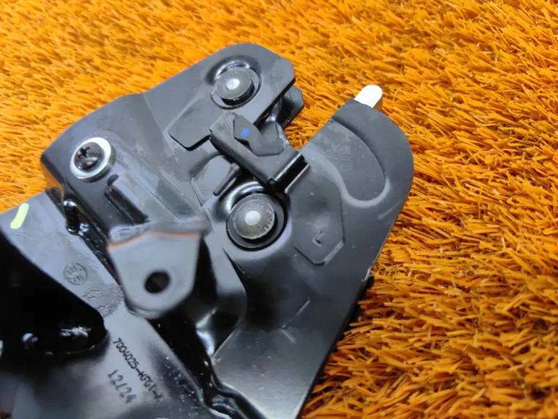 Замок спинки сиденья