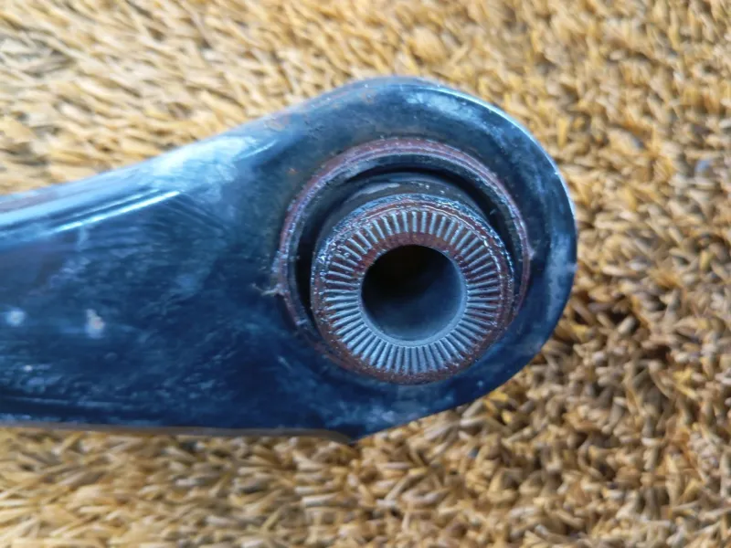 Рычаг подвески нижний