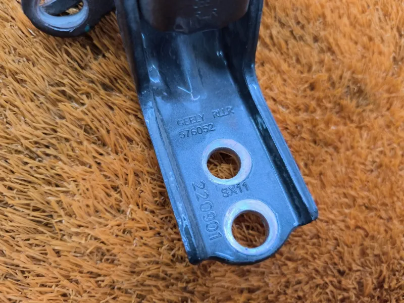 Петля двери