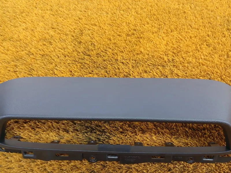 Декоративная накладка торпедо под дефлектор