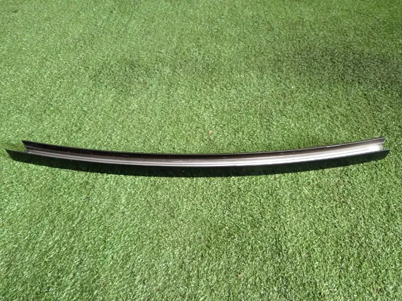 Направляющая стекла двери