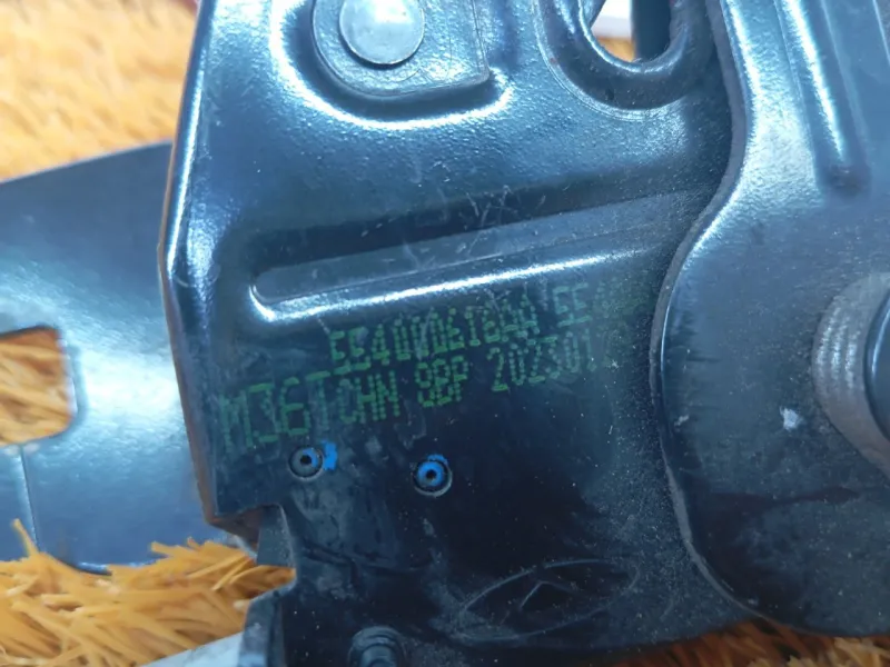 Замок капота