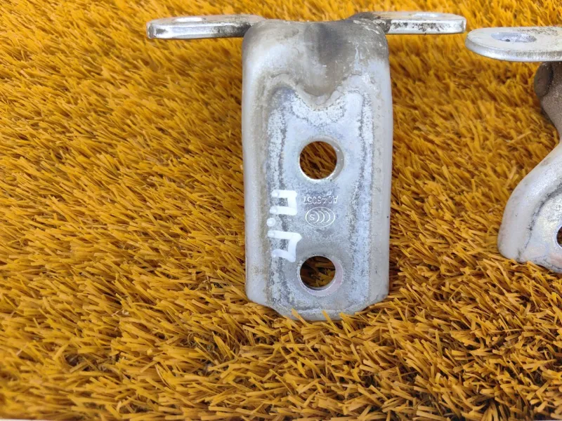 Петля двери