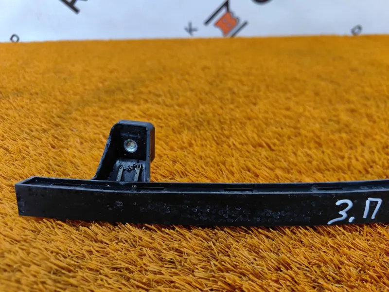 Направляющая стекла двери