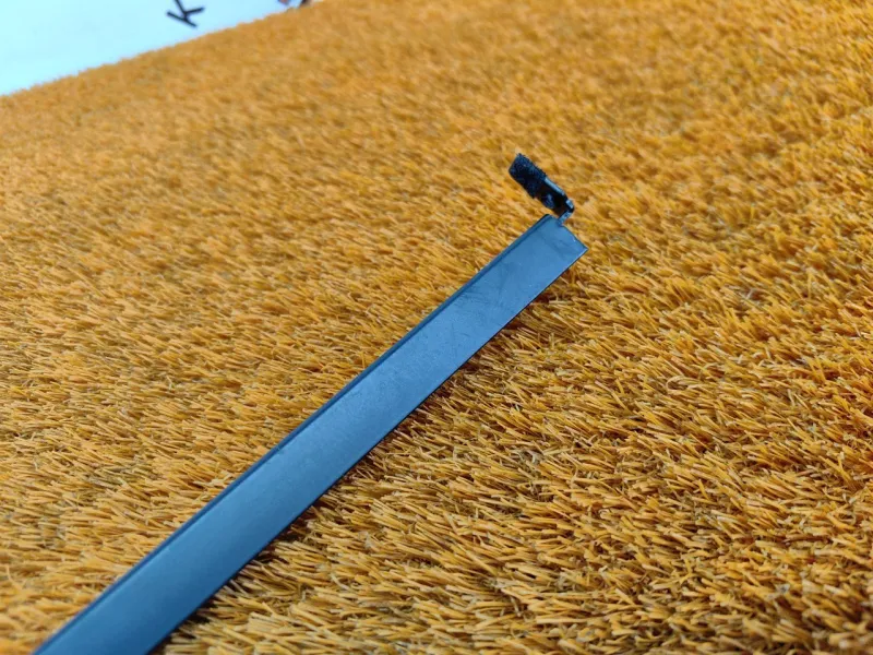 Направляющая стекла двери