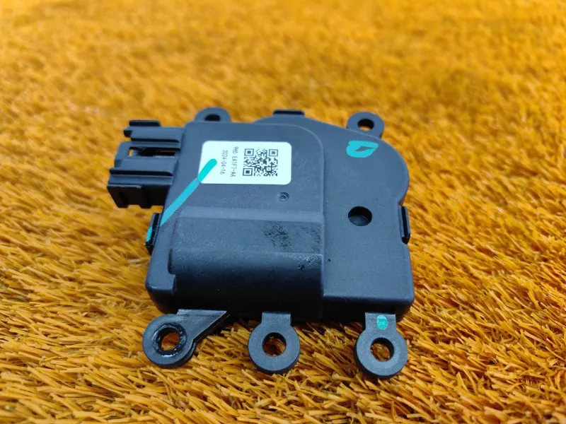 Сервопривод заслонок печки