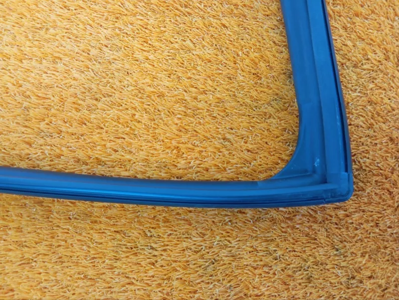 Уплотнитель стекла двери