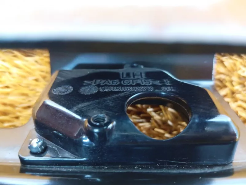 Кронштейн шторки багажника