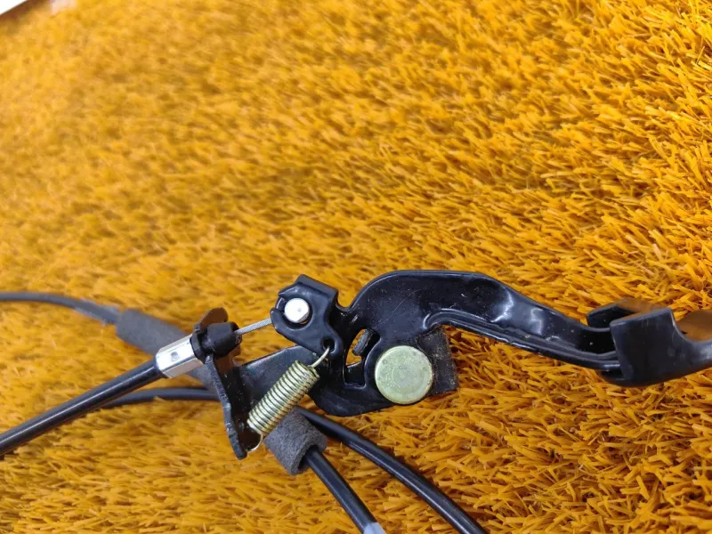 Трос лючка топливного бака