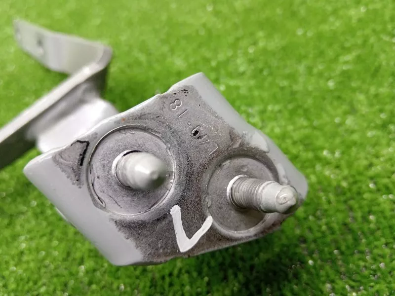 Петля двери багажника