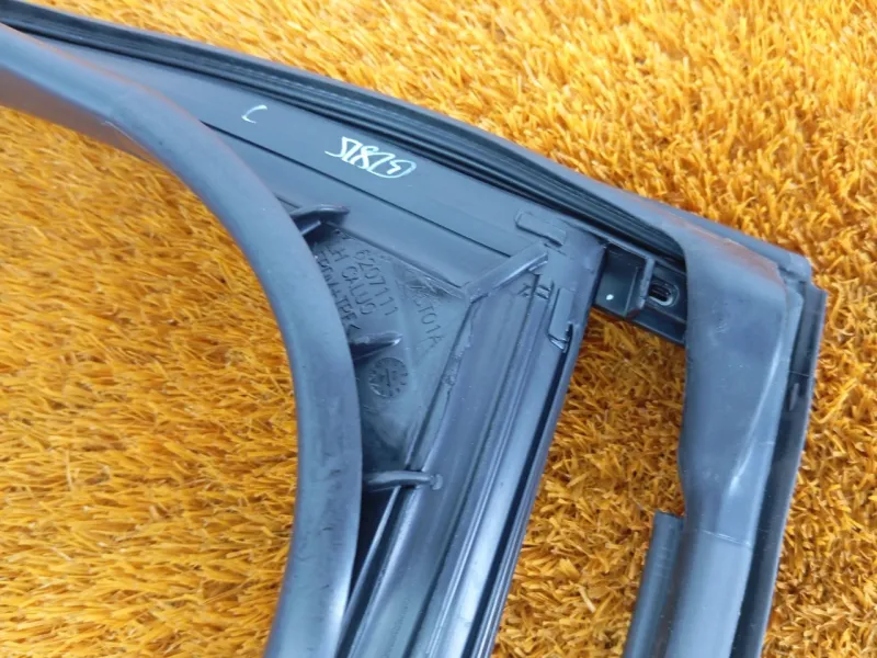 Уплотнитель стекла двери