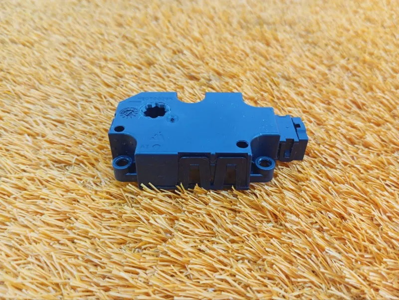 Сервопривод заслонок печки