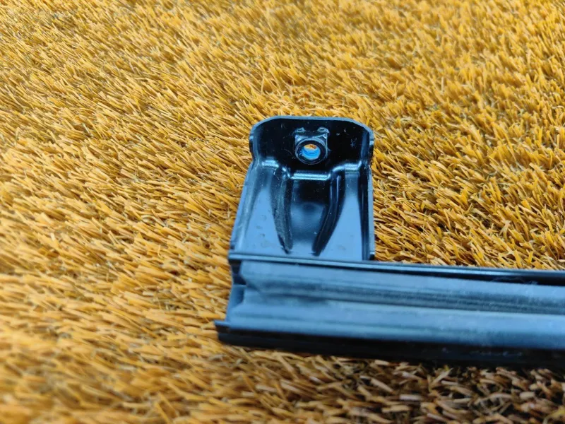 Направляющая стекла двери