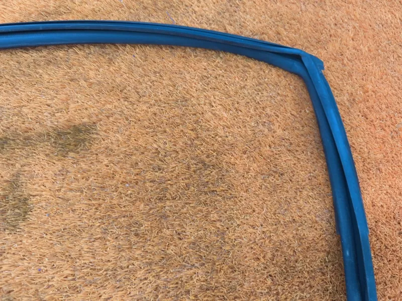 Уплотнитель стекла двери