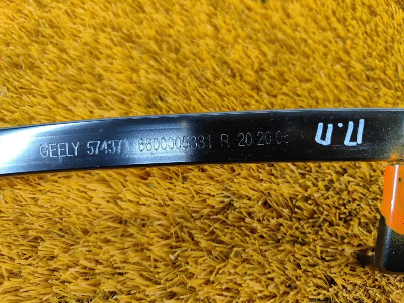 Направляющая стекла двери