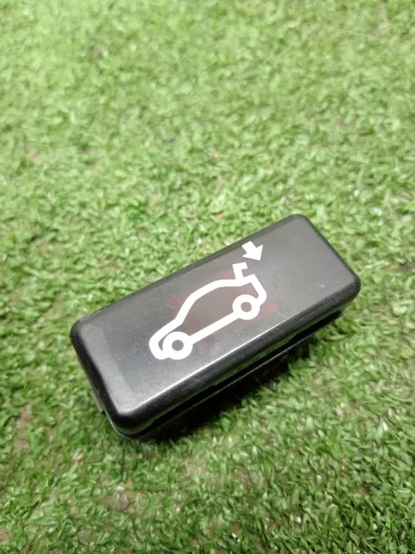 Кнопка открывания багажника