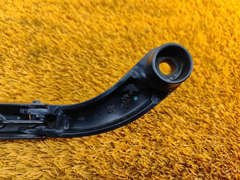 Поводок стеклоочистителя лобового стекла