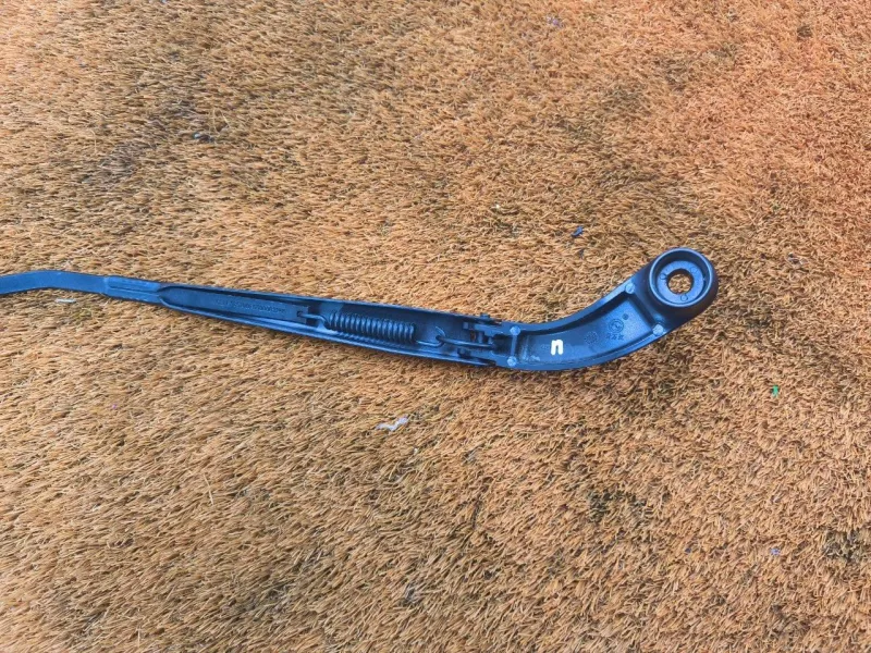 Поводок стеклоочистителя лобового стекла