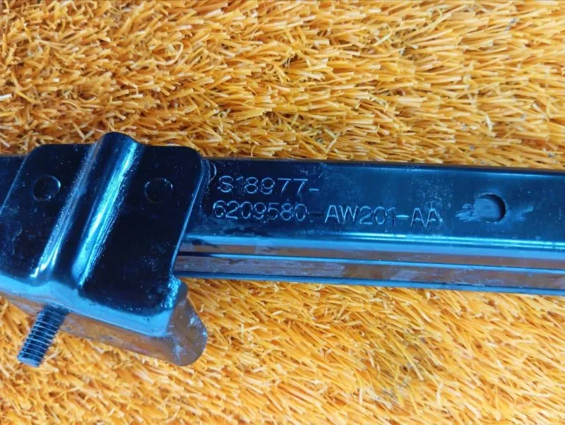 Направляющая стекла двери