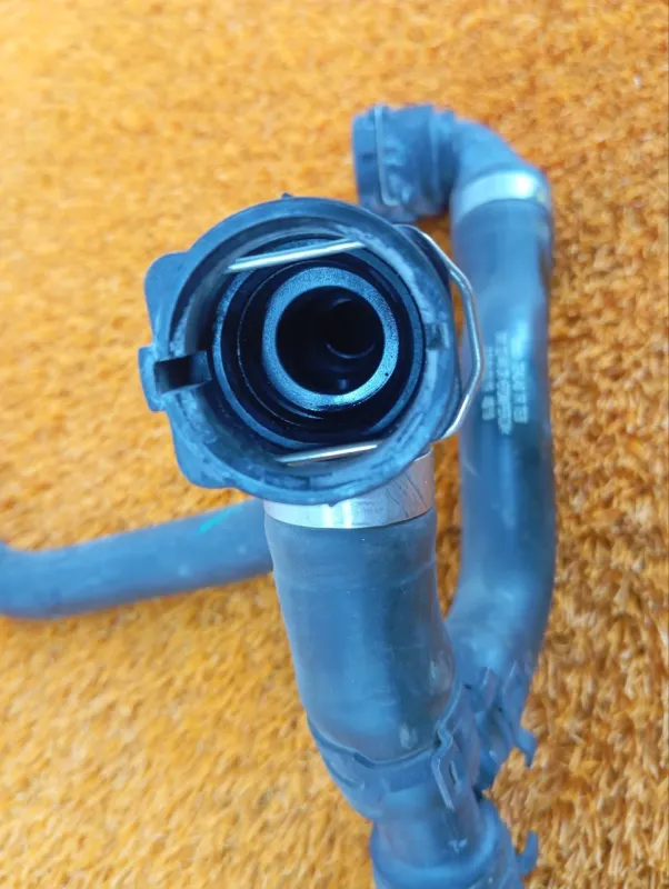 Патрубок системы охлаждения