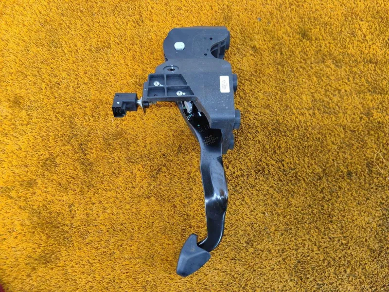 Педаль тормоза