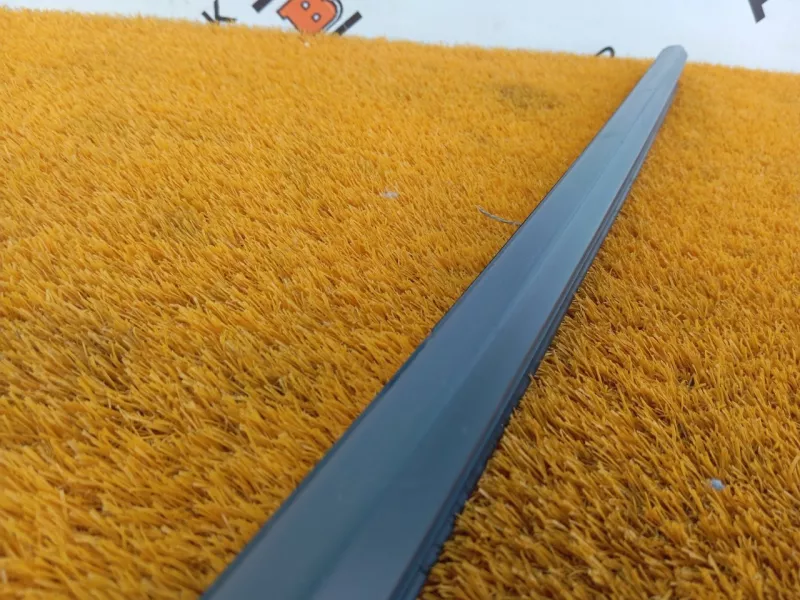 Направляющая стекла двери