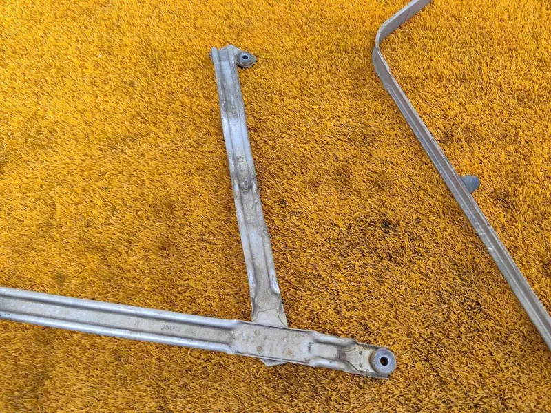 Крепление топливного бака