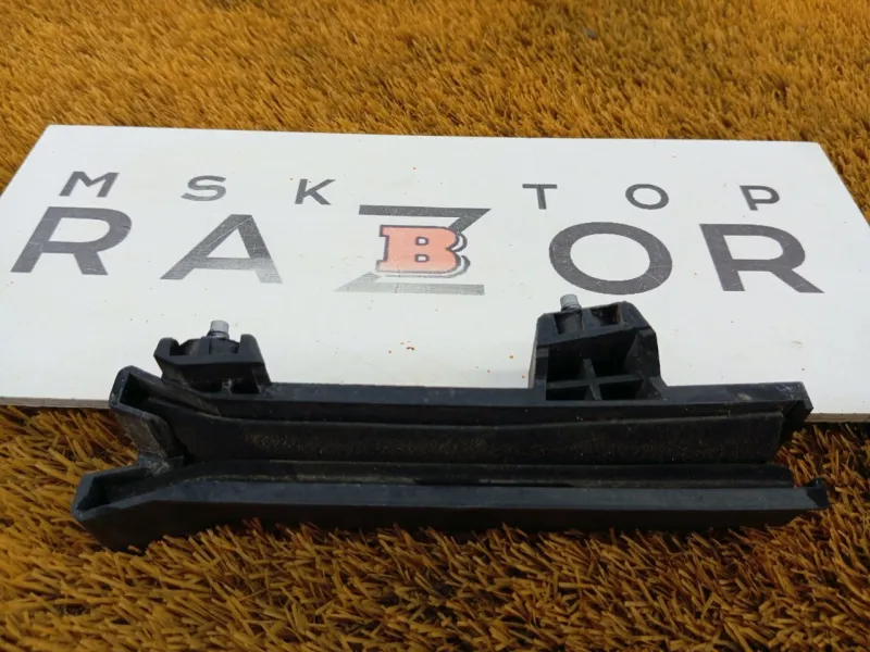 Направляющая стекла двери