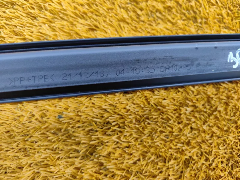 Уплотнитель стекла двери