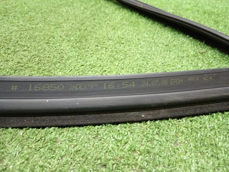 Уплотнитель стекла двери