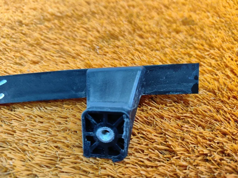 Направляющая стекла двери