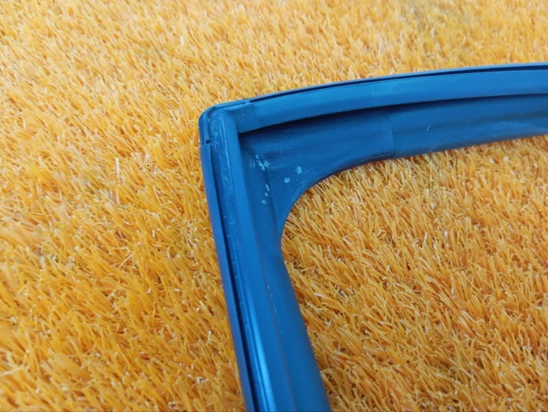 Уплотнитель стекла двери