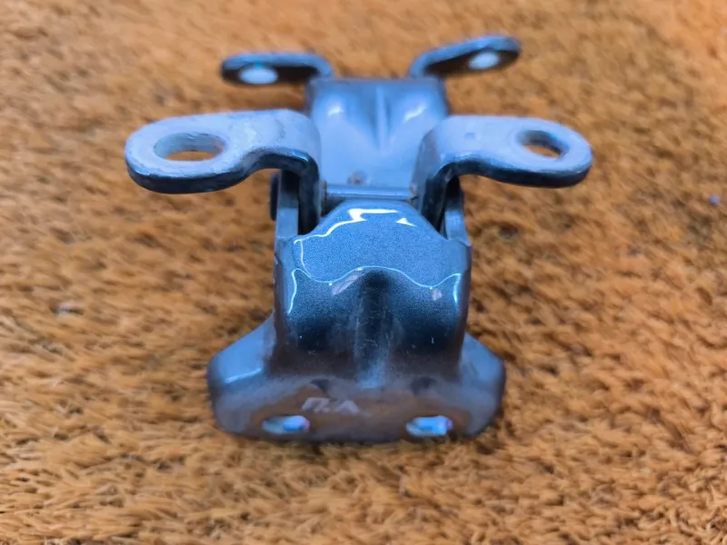 Петля двери