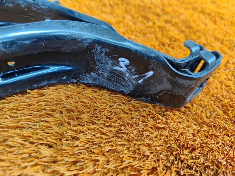 Крепление топливного бака